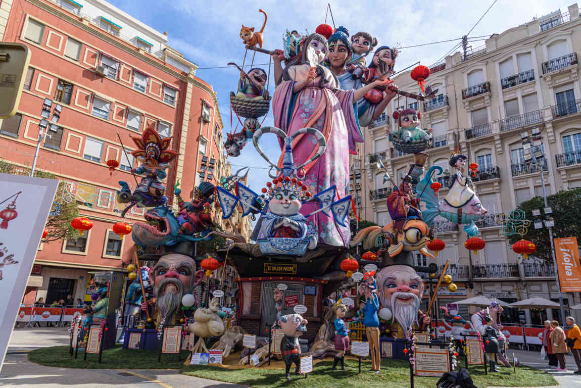 Valencia - fallas 2023 - 5 premio - falla Sueca-Literato Azorín - Crisistunidad ¿Asia on anem! 02.jpg